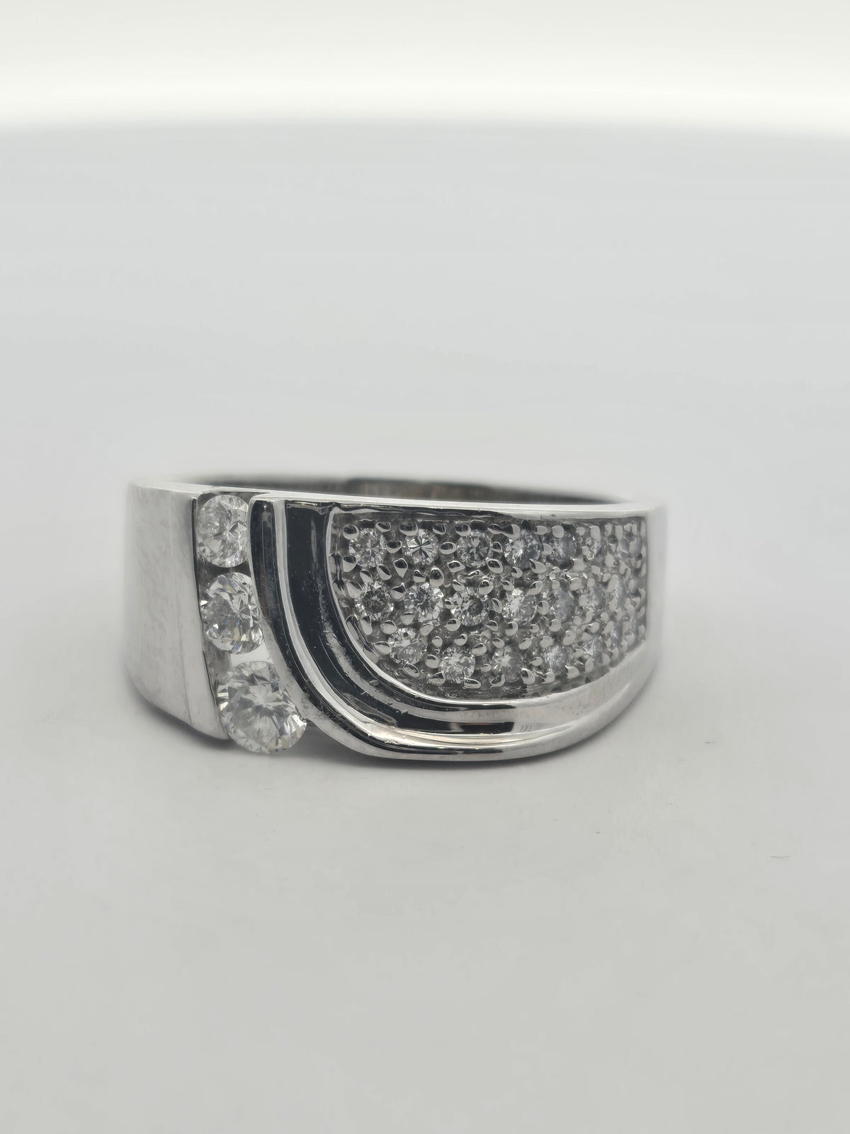 DIAMOND RING